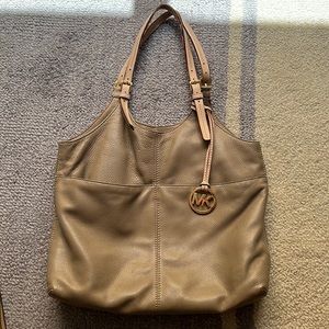 TAUPE LEATHER MICHAEL KORS PURSE